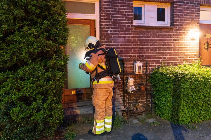 De brandweer voerde voor de zekerheid metingen uit in de woning. - Foto: Peter Denekamp