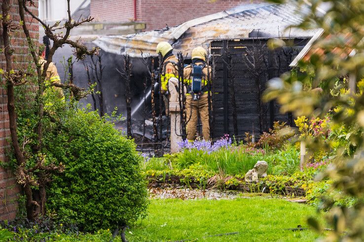Houten schuur achter woning door brand verwoest in Hattem - Foto: Peter Denekamp
