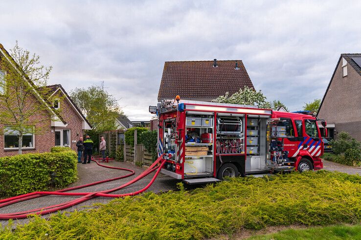 De brandweer van Hattem bestreed het vuur vanaf de Frederikshoeve. - Foto: Peter Denekamp