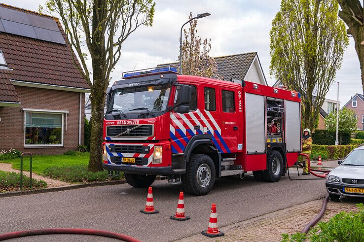 De brandweer van Wezep ging de vlammenzee vanaf de Galenshoeve te lijf. - Foto: Peter Denekamp
