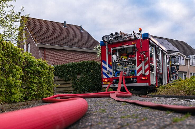 Houten schuur achter woning door brand verwoest in Hattem - Foto: Peter Denekamp