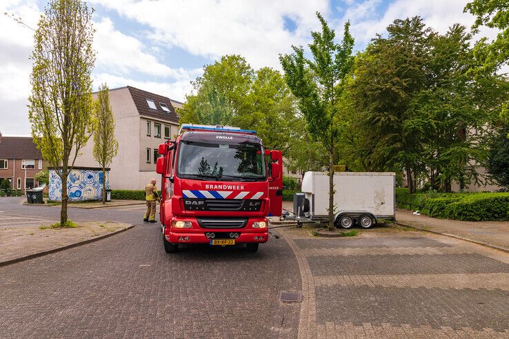 Brandweer worstelt zich door gedumpt afval om brand te blussen in Zwolle-Zuid - Foto: Peter Denekamp