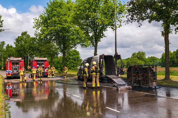 Een busje van PostNL brandde woensdag volledig uit op de Zwartewaterallee. - Foto: Peter Denekamp