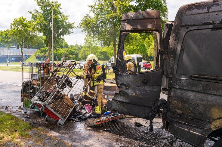 Veel pakketten gaan in rook op als busje PostNL uitbrandt op Zwartewaterallee - Foto: Peter Denekamp