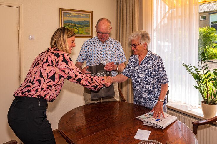Wethouder Dorrit de Jong ging vrijdag bij het echtpaar op bezoek om hen te feliciteren. - Foto: Peter Denekamp