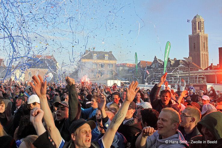 In 2012 werd het promotiefeest van de blauw-witte brigade op het Rodetorenplein gevierd. - Foto: Hans Smit