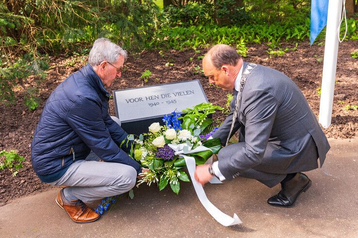 Gerrit Tensen en burgemeester Snijders leggen bloemen bij het zojuist onthulde gedenkteken op Kranenburg. - Foto: Peter Denekamp