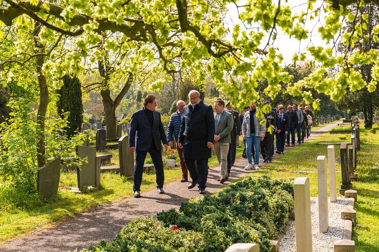 Burgemeester onthult centraal gedenkteken voor oorlogsslachtoffers op begraafplaats Kranenburg - Foto: Peter Denekamp