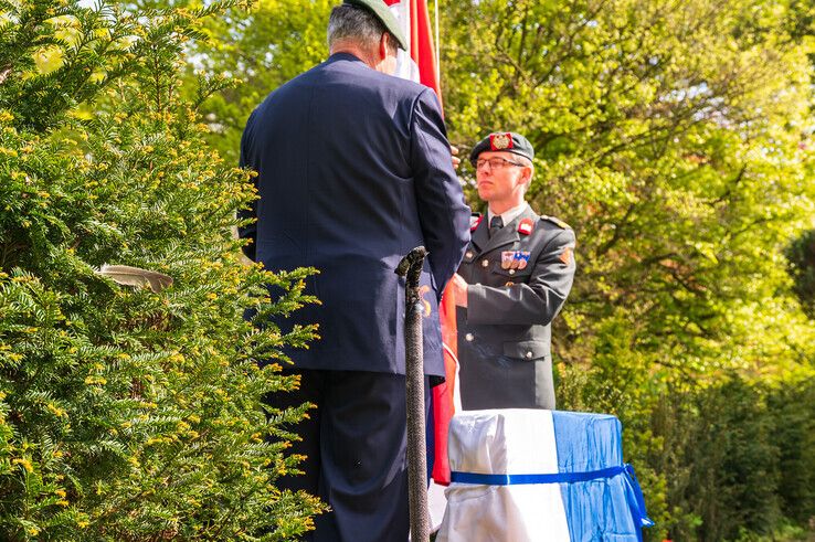 Burgemeester onthult centraal gedenkteken voor oorlogsslachtoffers op begraafplaats Kranenburg - Foto: Peter Denekamp