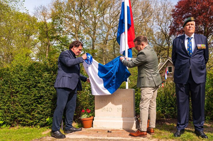 Bert Pierik en wethouder Spaans onthulden aansluitend een gedenkteken op begraafplaats Bergklooster. - Foto: Peter Denekamp