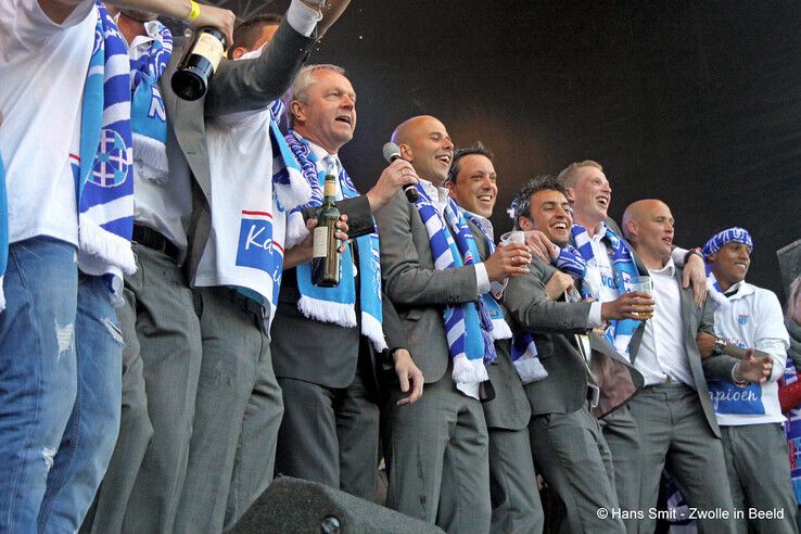 De huldiging van FC Zwolle in 2012 op het Rodetorenplein.  - Foto: Hans Smit