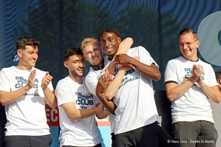 In beeld: Huldiging van PEC Zwolle ‘De mooiste club van allemaal’ - Foto: Hans Smit