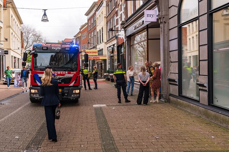 Een brandweerauto stond midden in de Diezerstraat vanwege een gasachtige lucht in de winkel van My Jewellery. - Foto: Peter Denekamp