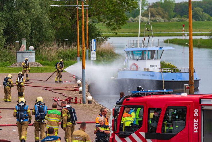 Hulpdiensten rukten donderdag massaal uit vanwege explosiegevaar op 't Kleine Veer in Hattem. - Foto: Peter Denekamp