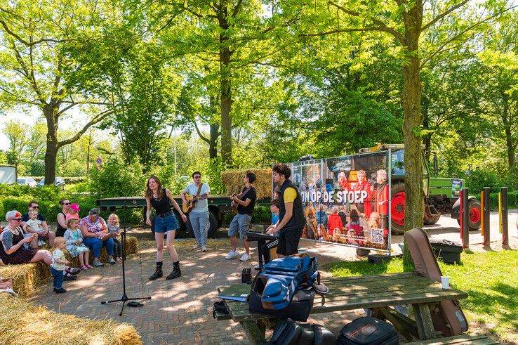 In beeld: Met trekkers en strobalen zorgen artiesten voor een vrolijke noot in Zwolse wijken - Foto: Peter Denekamp