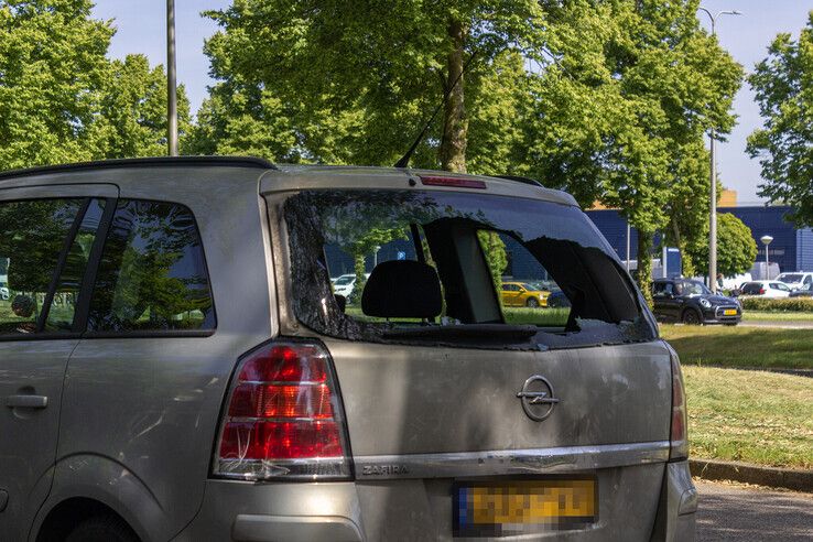 De achterruit van de auto sneuvelde door de botsing met de fietser. - Foto: Ruben Meinten