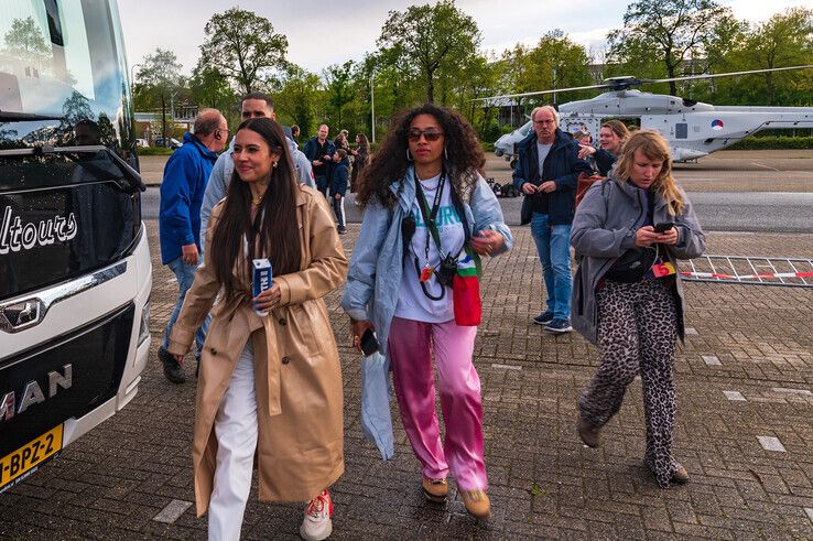 Zangeres Tabitha (links) kwam per helikopter aan in Zwolle. - Foto: Peter Denekamp