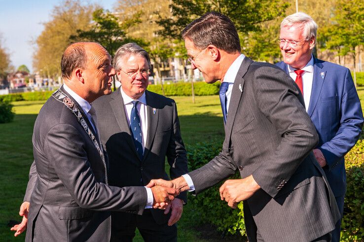 Burgemeester Peter Snijders schudt minister-president Mark Rutte de hand bij het provinciehuis. - Foto: Peter Denekamp