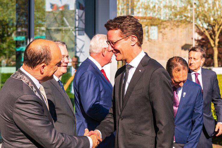 Aankomst minister-president Hendrik Wüst van de Duitse deelstaat Noordrijn-Westfalen. - Foto: Peter Denekamp