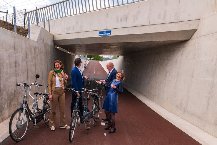 De fietssnelweg tussen Zwolle en Dalfsen is een feit door de opening van de Hessentunnel. - Foto: Peter Denekamp