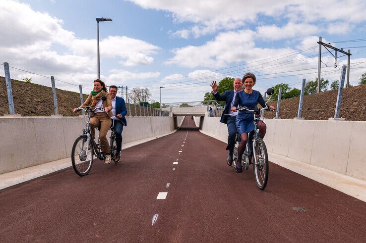 Bestuurders en directeuren fietsten op tandems door de nieuwe fietstunnel. - Foto: Peter Denekamp