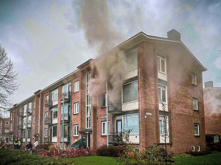 De brandende flat vol vuurwerk, op 28 december 2021, aan de Joost van den Vondellaan in Deventer. - Foto: PNN
