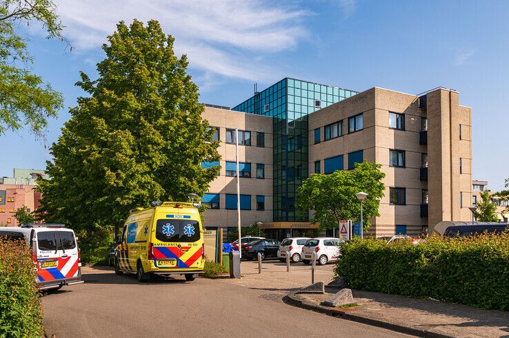 Het voormalige kantoorgebouw Vermeer aan de Dokter van Deenweg is momenteel een opvanglocatie voor Oekraïners. - Foto: Peter Denekamp