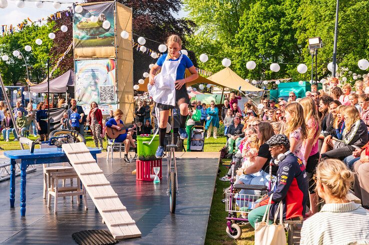 De 12-jarige Sofia uit Zwolle opende Festival Tussenland op haar eenwieler. - Foto: Peter Denekamp