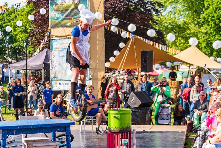 Sofia (12) uit Zwolle opent Festival Tussenland op haar eenwieler - Foto: Peter Denekamp