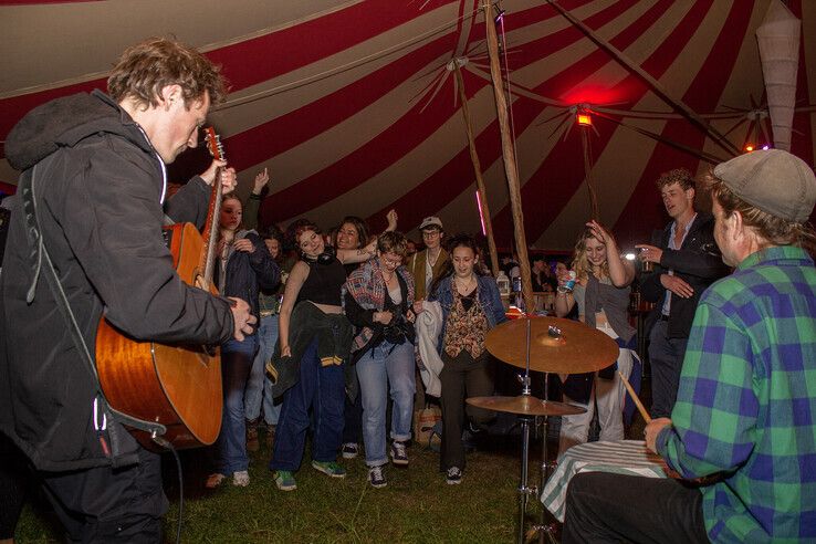 Sofia (12) uit Zwolle opent Festival Tussenland op haar eenwieler - Foto: Ruben Meinten