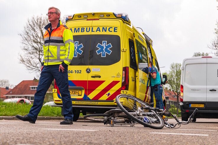 Fietsster aangereden op kruising in Assendorp - Foto: Peter Denekamp