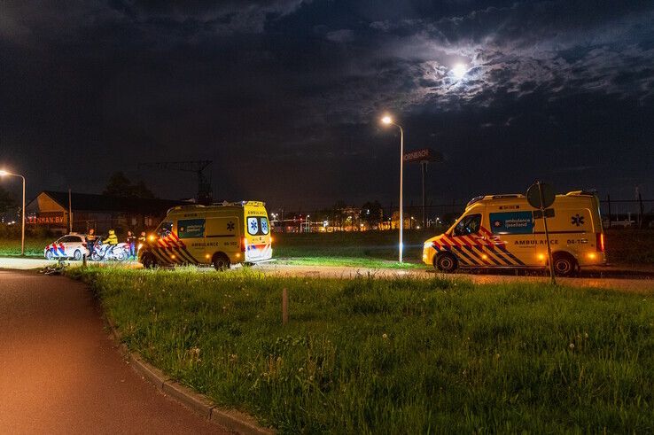 Twee ambulances kwamen ter plaatse, de traumahelikopter werd afgezegd. - Foto: Peter Denekamp