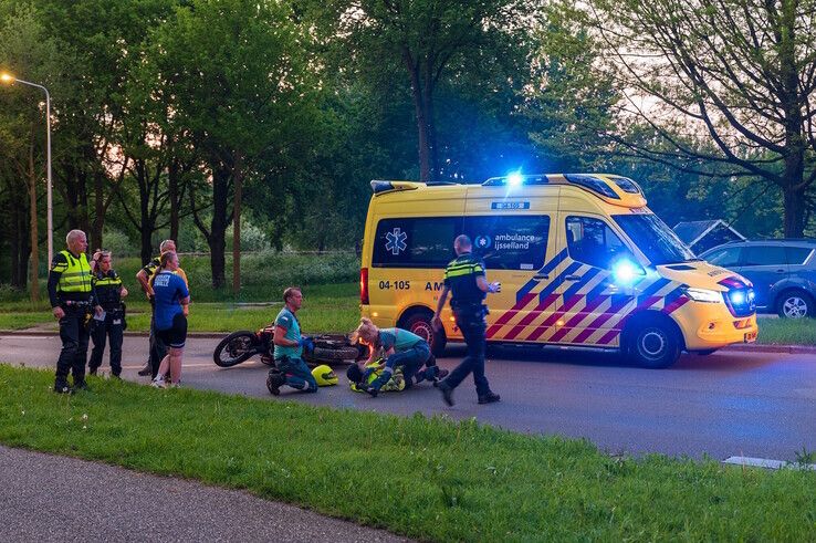 Motorbegeleider Night Skate Zwolle gaat onderuit in Assendorp - Foto: Peter Denekamp