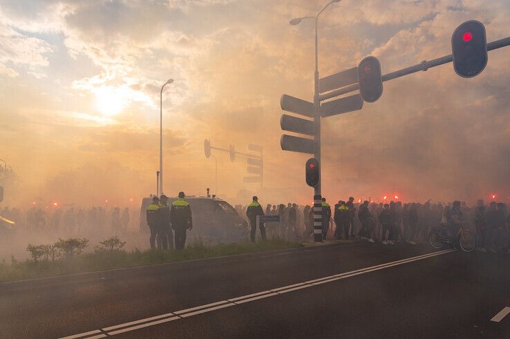 De rook veroorzaakte een tijdelijke zonsverduistering op Ceintuurbaan toen de supporters bij het stadion aankwamen. - Foto: Peter Denekamp