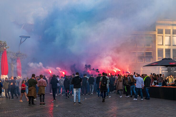 De PEC Zwolle fans verzamelden zich anderhalf uur voor de wedstrijd op de Grote Markt. - Foto: Peter Denekamp