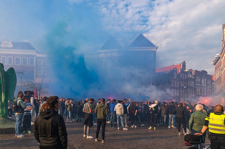 De lucht kleurde blauw boven de luidkeels zingende PEC Zwolle supporters. - Foto: Peter Denekamp