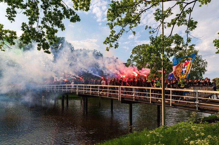 Walk to the Stadium: Blauwe rook zorgt voor zonsverduistering in Zwolle - Foto: Peter Denekamp