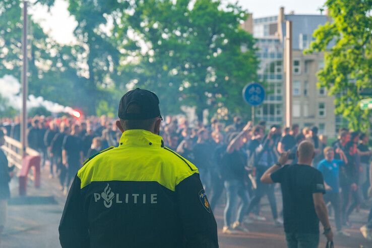 Walk to the Stadium: Blauwe rook zorgt voor zonsverduistering in Zwolle - Foto: Peter Denekamp