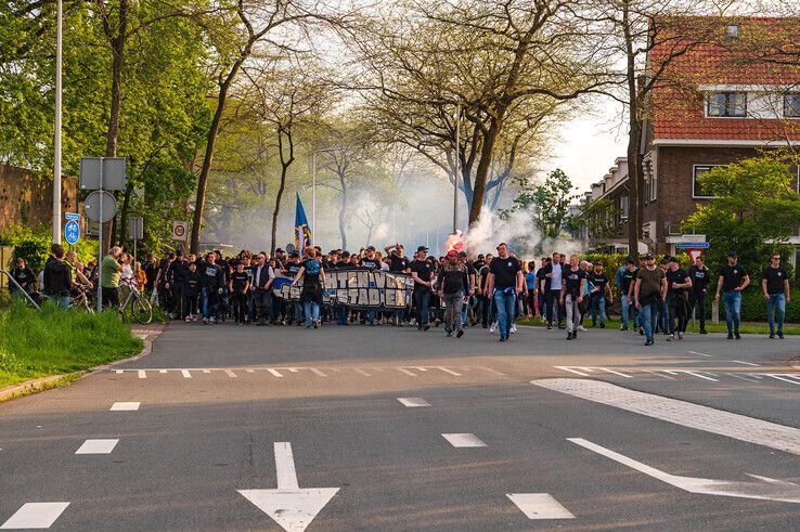 De supporters liepen zingend door de Brederostraat. - Foto: Peter Denekamp