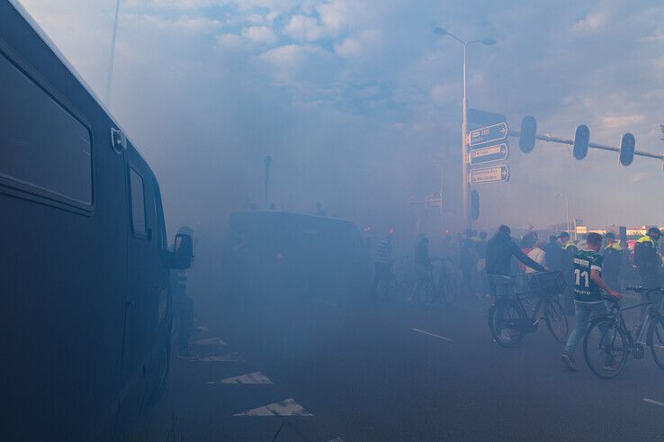 De mannen in het blauw werd het zicht ontnomen met een blauwe rookbom op de Ceintuurbaan. - Foto: Peter Denekamp