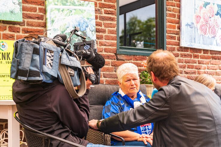 Ook Betsie werd geïnterviewd door een verslaggever van Hart van Nederland. - Foto: Peter Denekamp