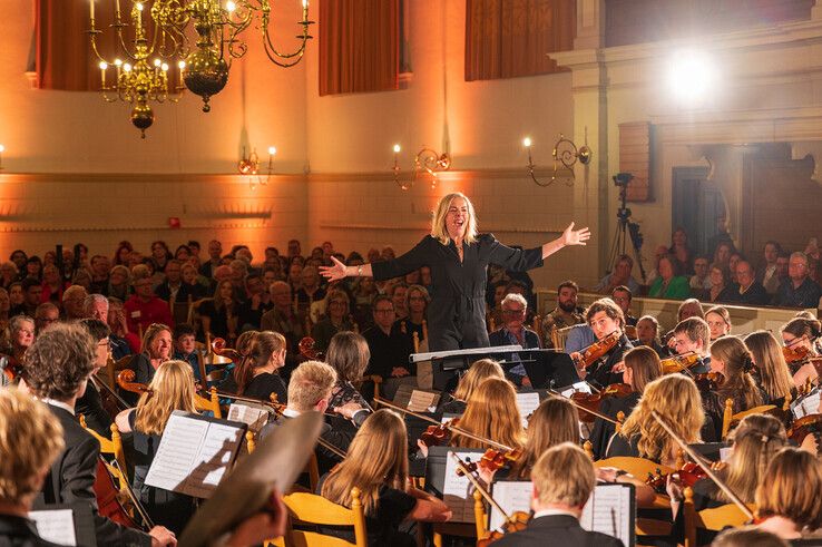 In een volle Plantagekerk dirigeerde De Jong Jeugdsymfonieorkest de Vuurvogel. - Foto: Peter Denekamp