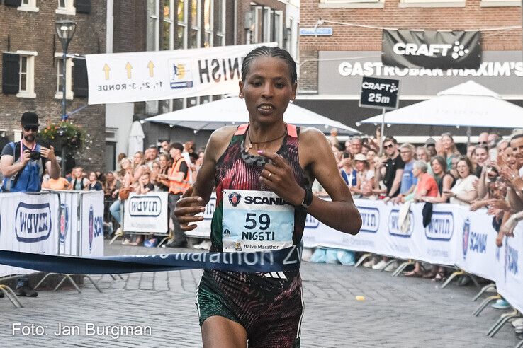 Nigsti Haftu komt als snelste vrouw over de eindstreep op de Grote Markt. - Foto: Jan Burgman