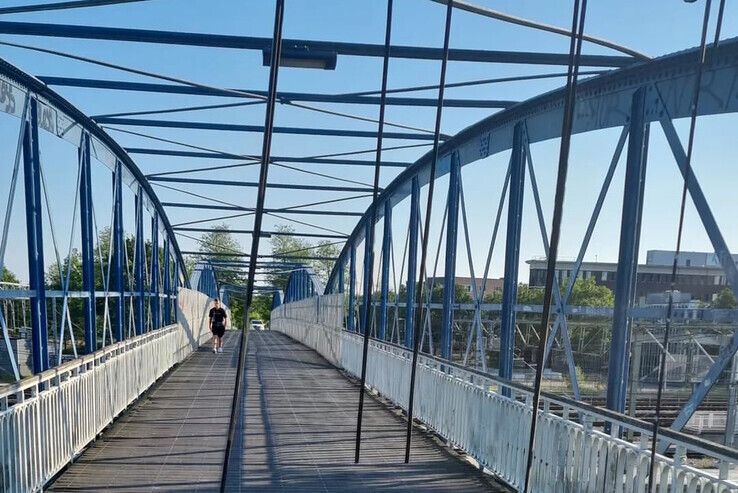 De strips werden aan de brug opgehangen. - Foto: Politie Basisteam Zwolle