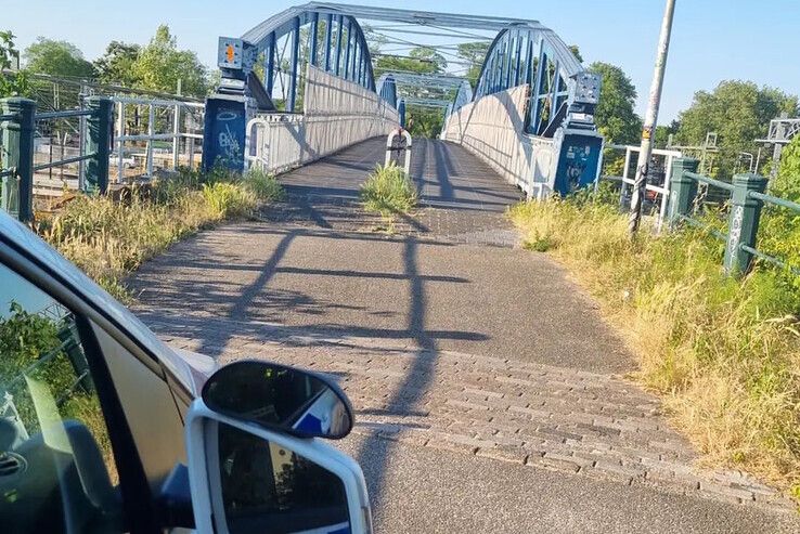 Drie jongeren trokken rubberen strips uit de monumentale brug bij het station. - Foto: Politie Basisteam Zwolle