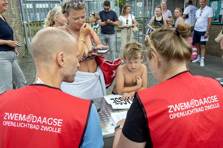 In beeld: Zwem4daagse van start in Openluchtbad Zwolle - Foto: Hans Smit