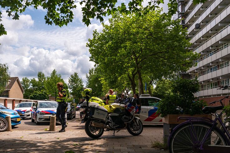 De politie was massaal aanwezig bij de flat aan de Lassuslaan. - Foto: Peter Denekamp