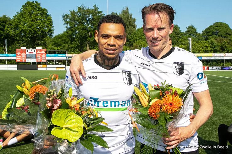 Berkum neemt officieel afscheid van clubicoon Chris van der Meulen (rechts) tijdens de oefenswedstrijd tegen PEC Zwolle. - Foto: Hans Smit