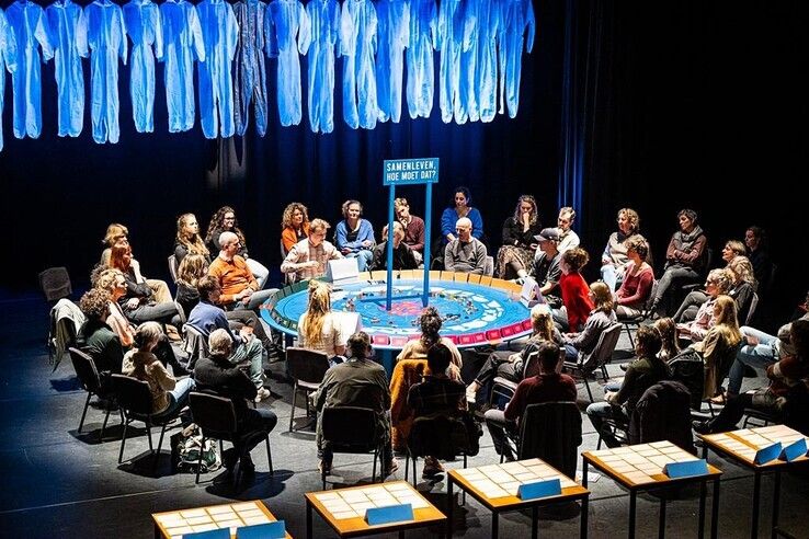 Blauwe tafel Samenleven - Foto: Theater de Makkers