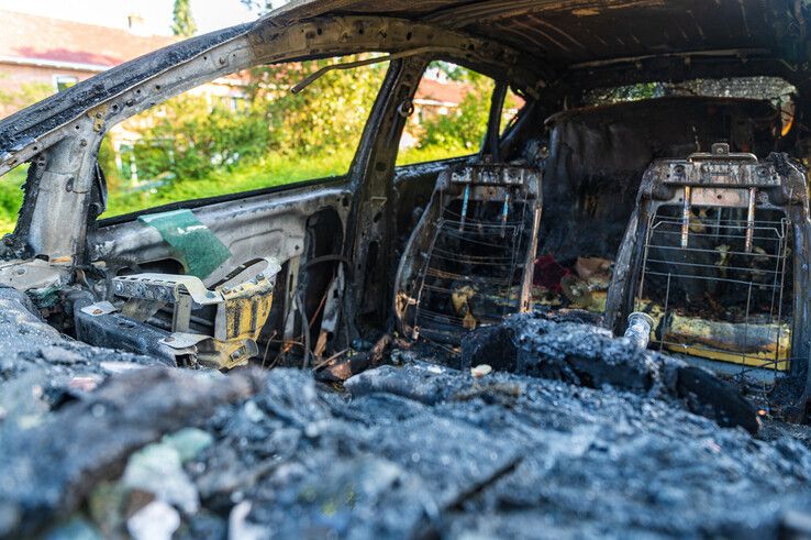 Auto brandt volledig uit in Zeeheldenbuurt - Foto: Peter Denekamp